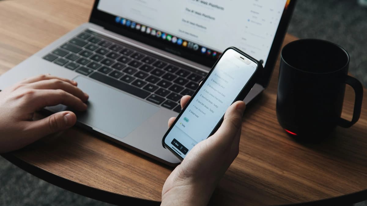 Osoba analizująca wyniki pozycjonowania strony w Google Analytics na laptopie