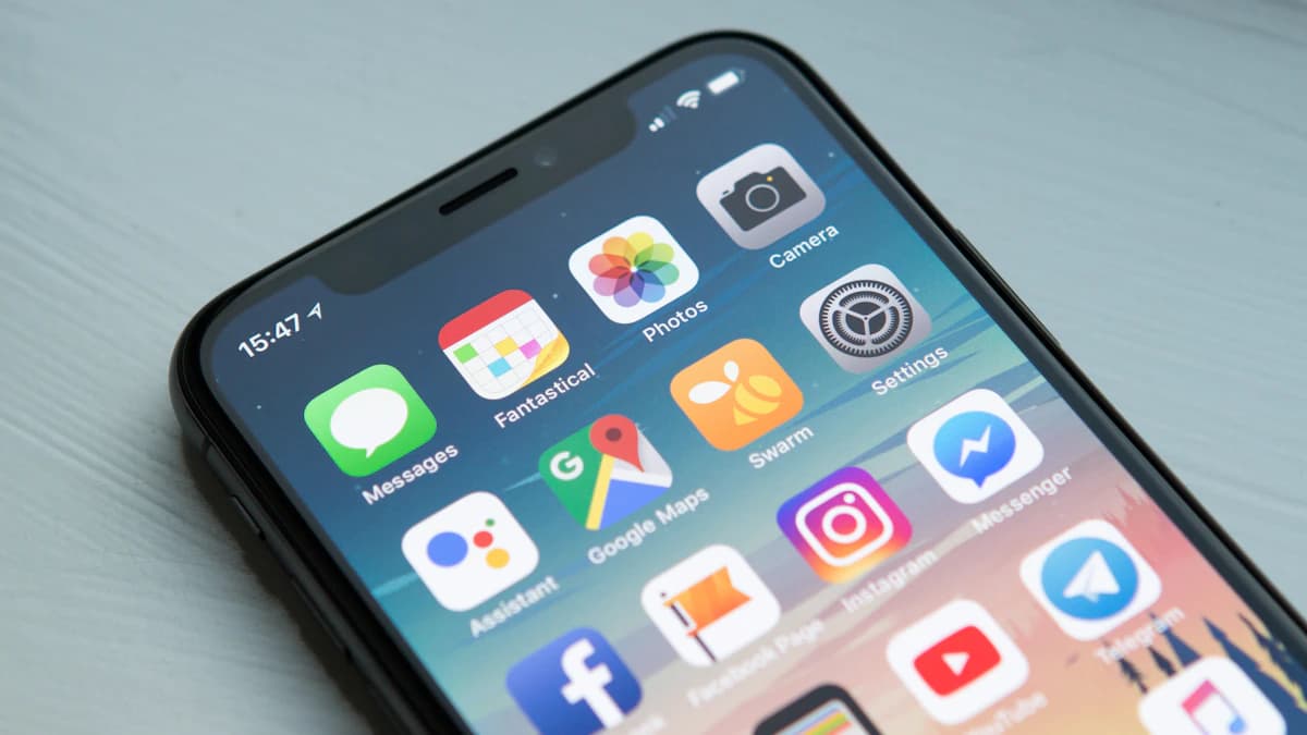 Smartfon z otwartą wizytówką lokalnej firmy w Google i mapą