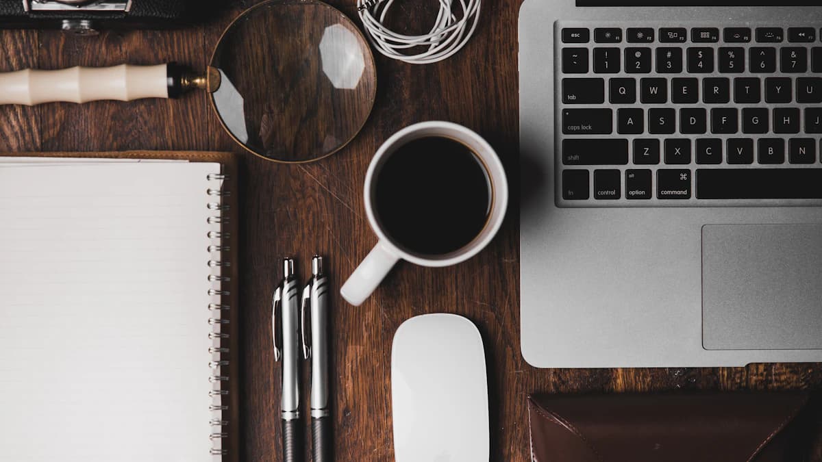 Rozbudowana strona firmowa obok prostego landing page na dwóch ekranach