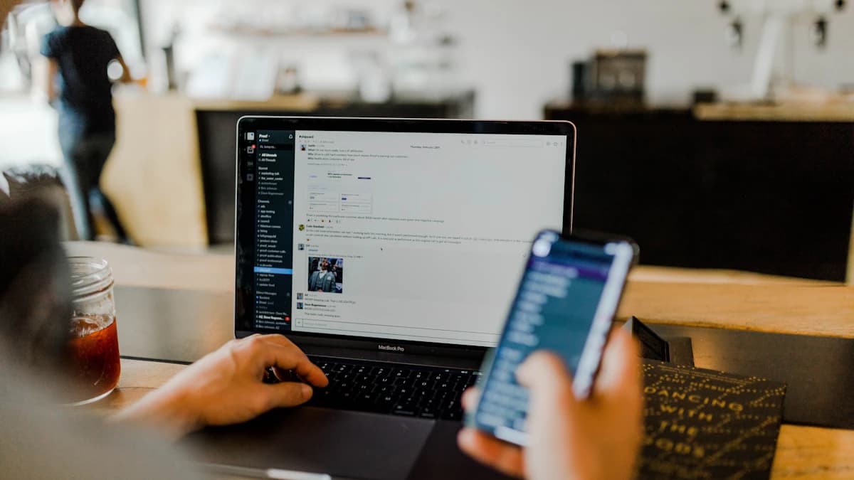 Laptop z otwartym kreatorem newslettera i listą odbiorców