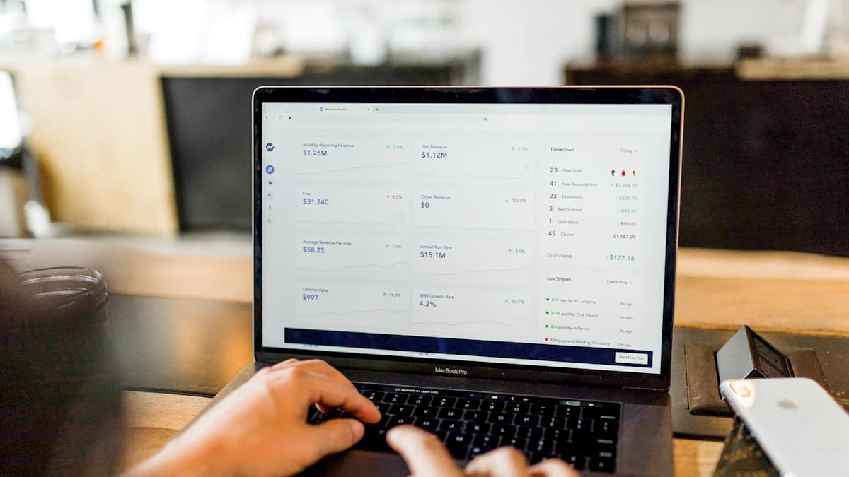 Laptop z otwartym narzędziem do mailingu i listą otagowanych grup odbiorców